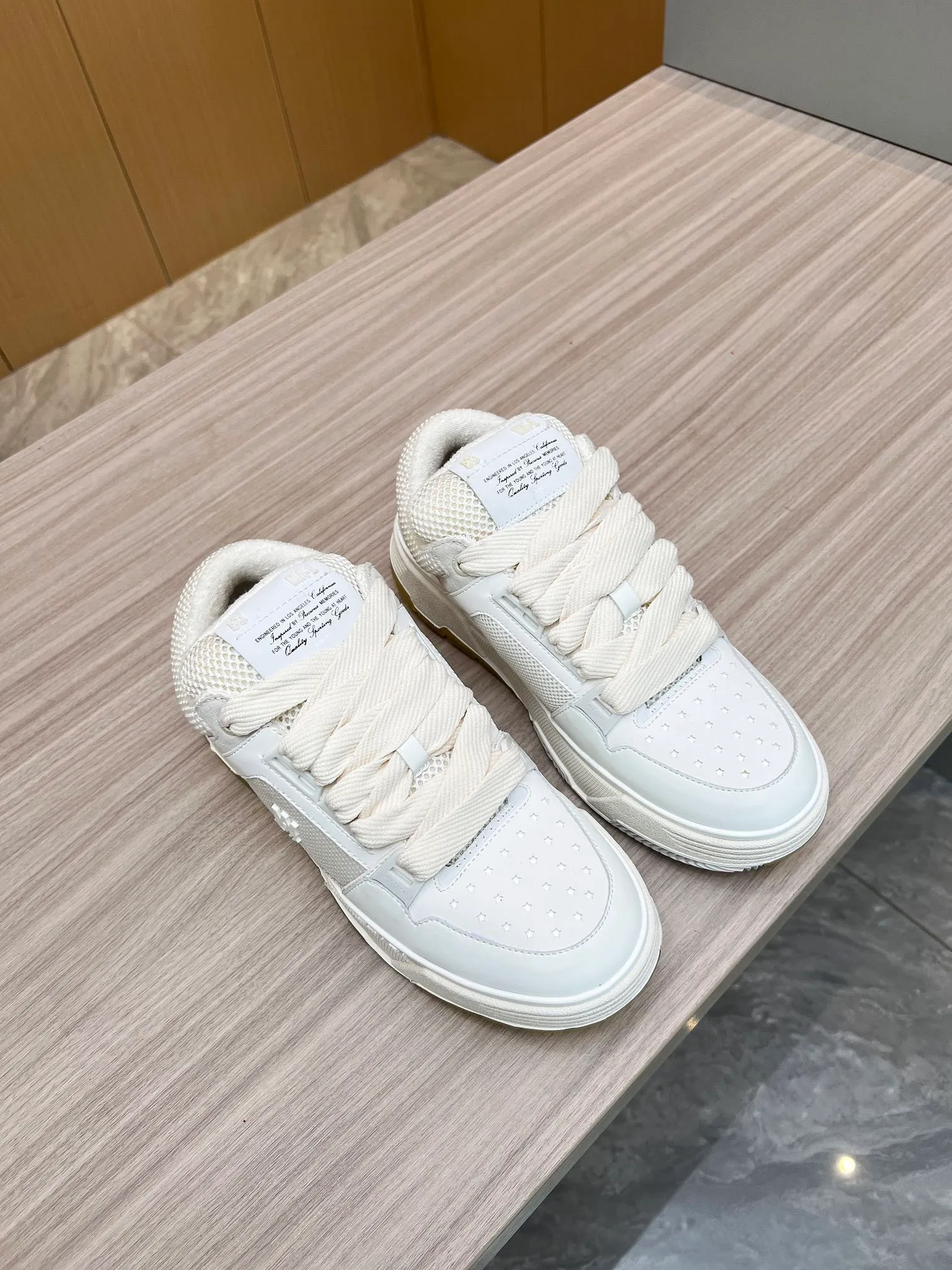 p620💰Men's shoes Amiri Emile's 2023 spring and summer new MA-1 bread shoes, couple models, casual sports shoes, sneakers Amiri gave up the rock punk style in the new season and used a large number of unsaturated colors, Morandi tones, whether you see or wear them, it will make people very happy. The large tongue of the bread shoes continues, shortens the length of the shoe body, thickens the midsole, and the toe part is more rounded. Amiri's brand letters and MA logo appear on the side of the shoe. Fabric: Original customized imported first-layer cowhide + mesh. Lining: Original customized breathable towel lining. Outsole. Foam combination material. Bottom thickness: 4CM. Size: Men's 39-45